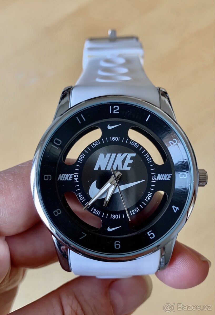 Nové hodinky Nike
