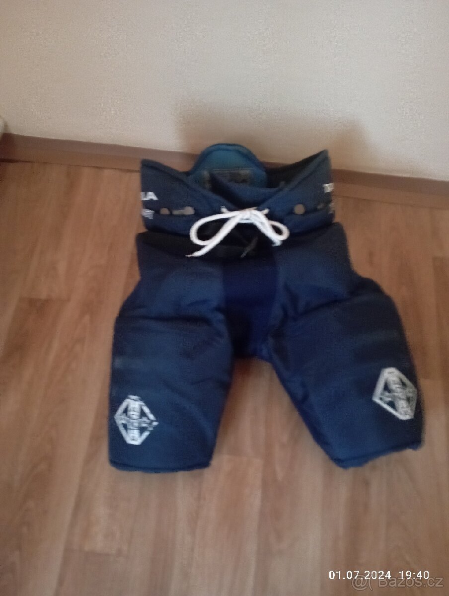 Prodáme kalhoty,hokejová výstroj .