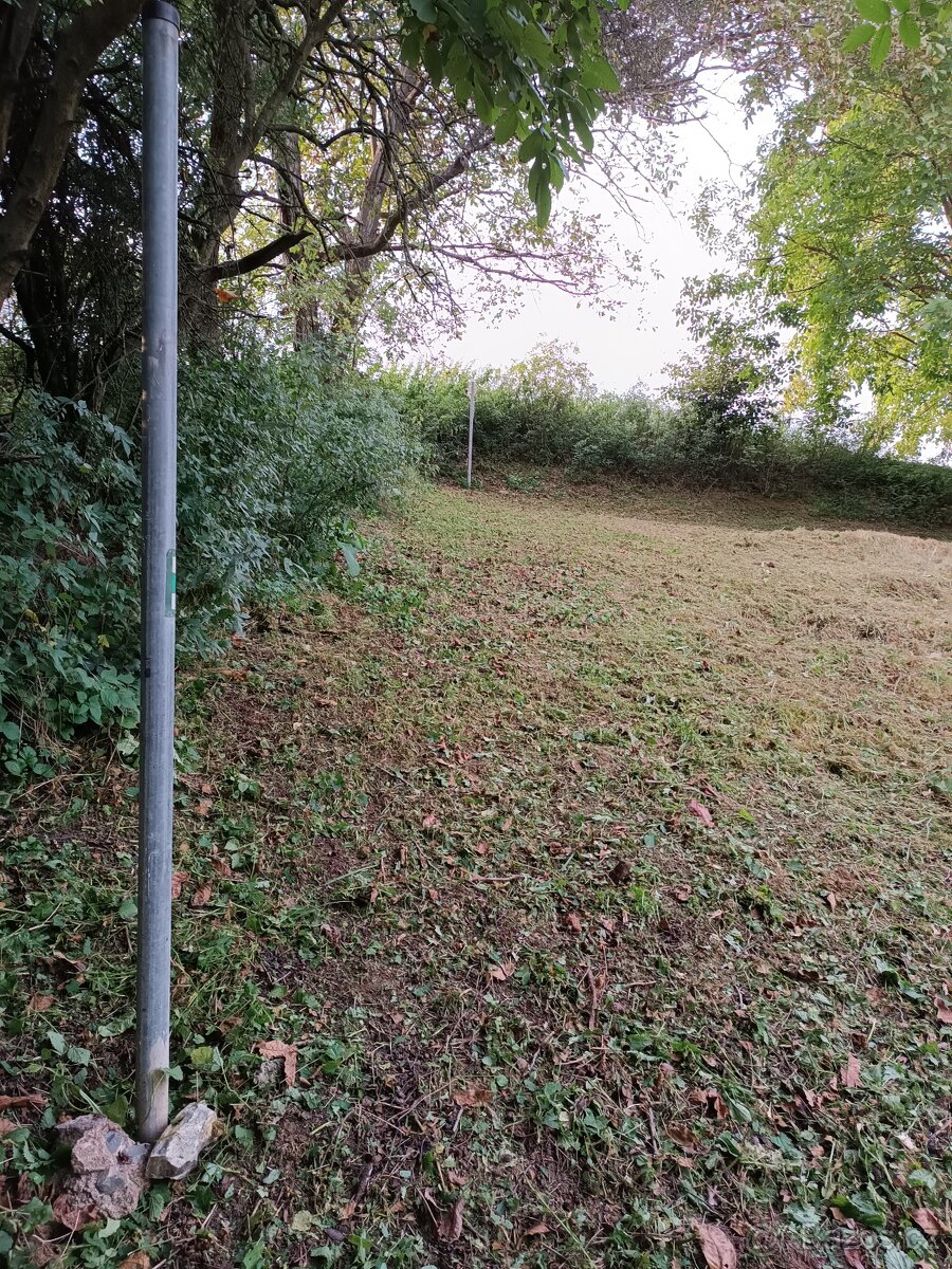 Prodej zahrady s elektrikou a parkováním u zahrady.