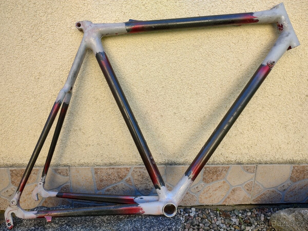Karbonový rám na kolo výška 58 cm, hmotnost 1,4 kg.