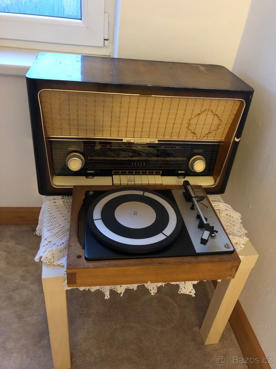 Starožitný gramofon s rádiem