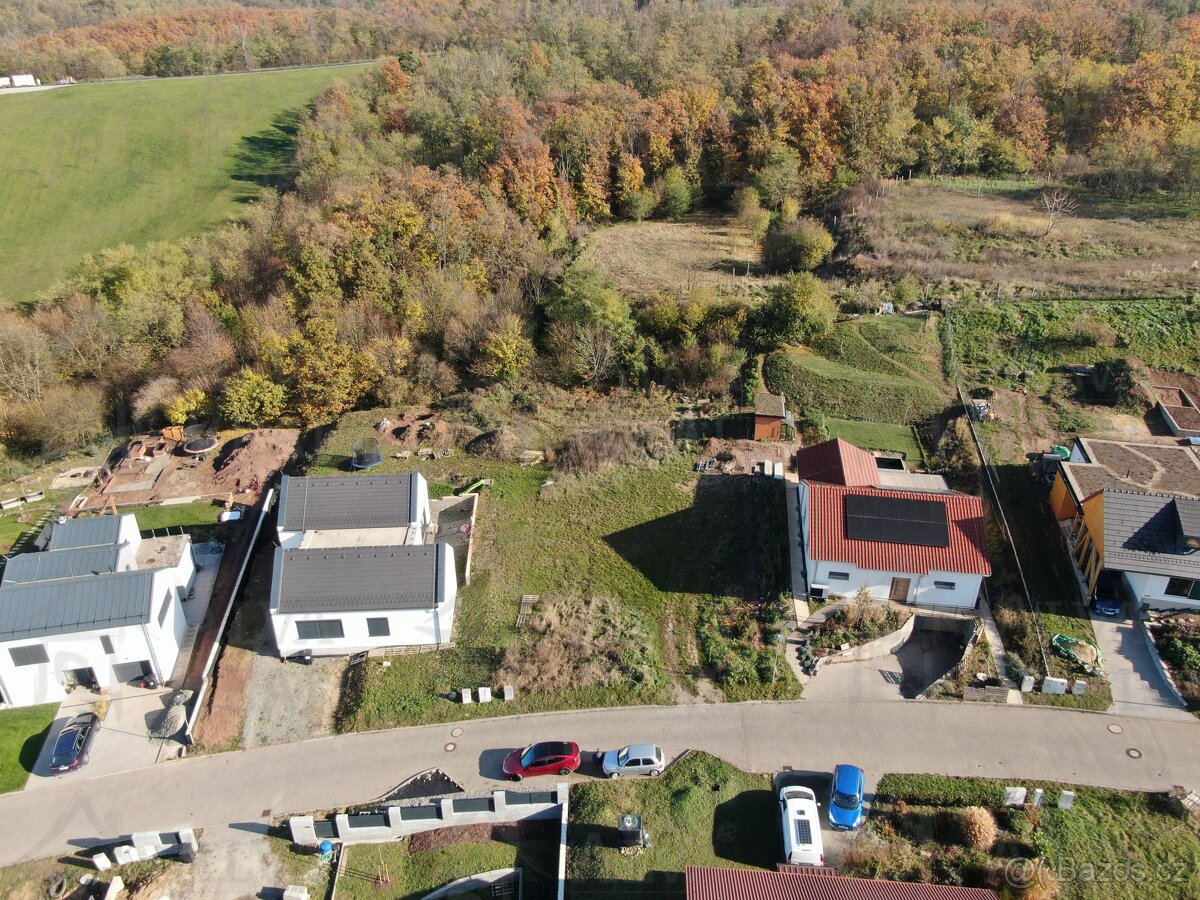 Prodej stavebního pozemku 1.095 m² v Neslovicích, elektři...