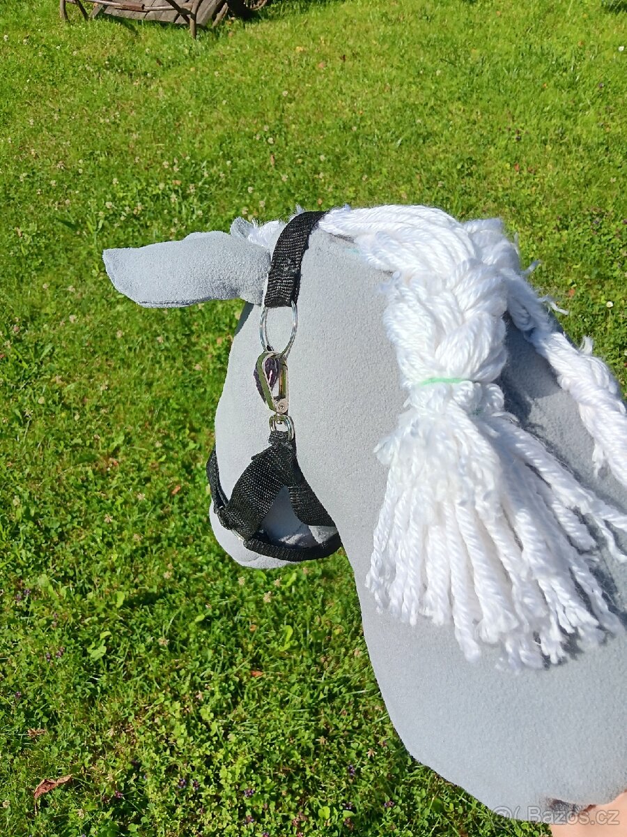 Šedý hobby horse