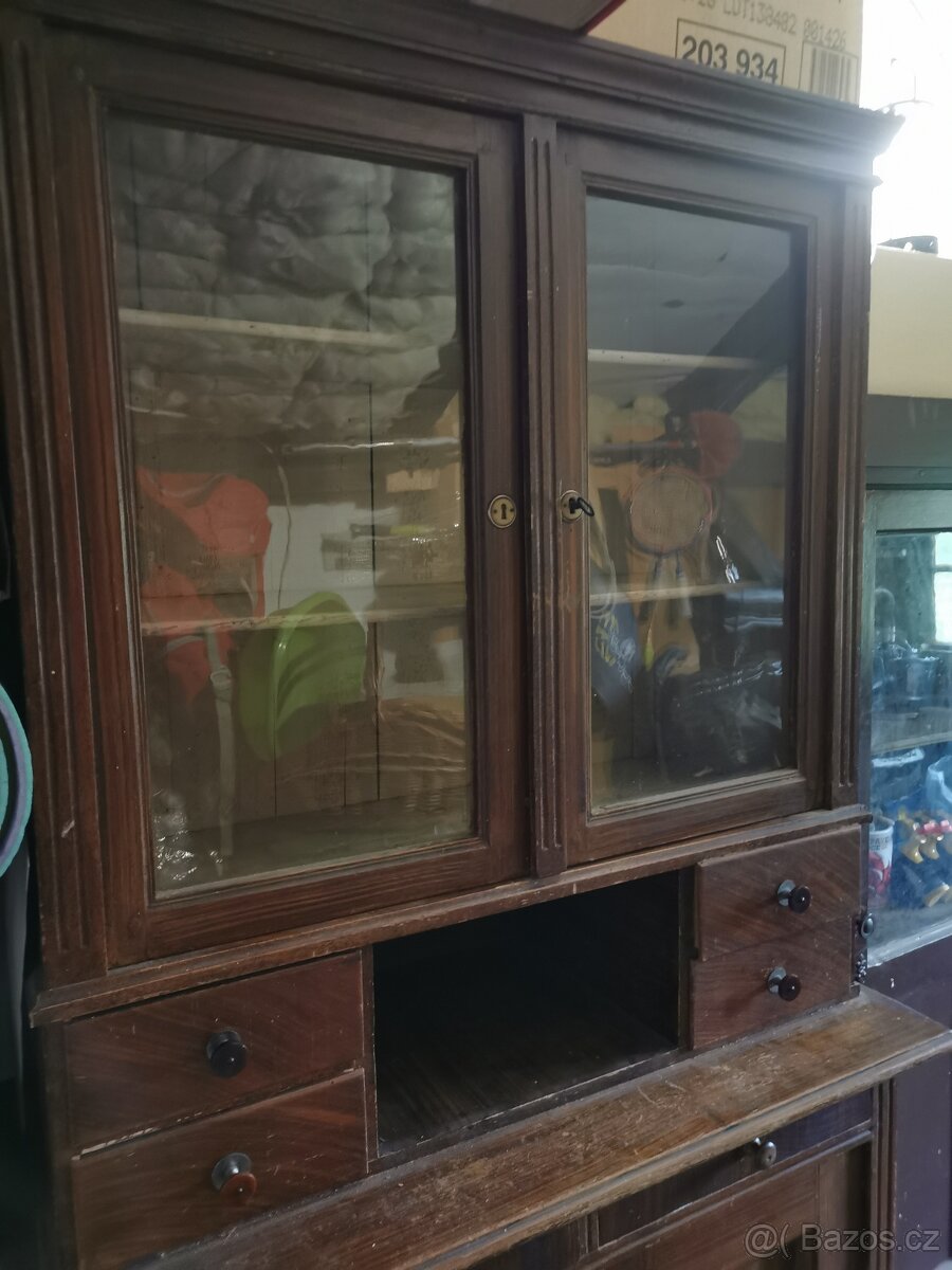 Starý kredenc a skříně na renovaci