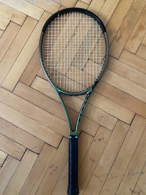 Prodám tenisovou raketu Wilson Blade V8 18x20