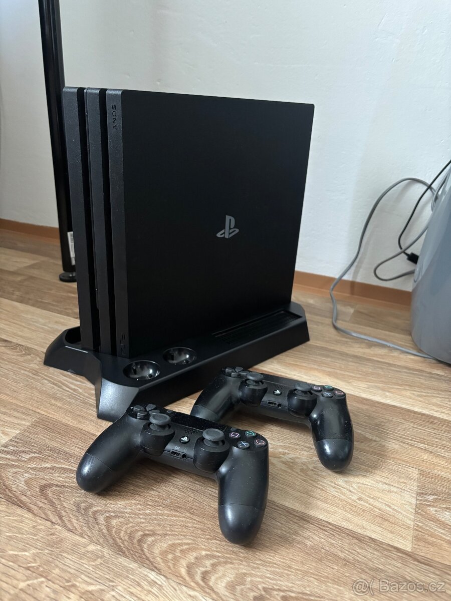 PlayStation 4 Pro 1tb + 2 ovladače