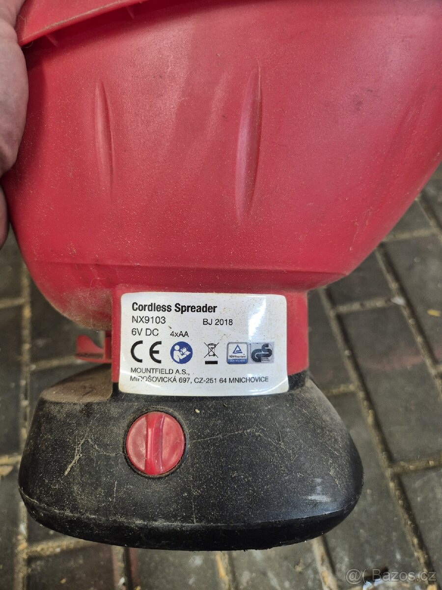 Rozmetadlo trávy hnojiva