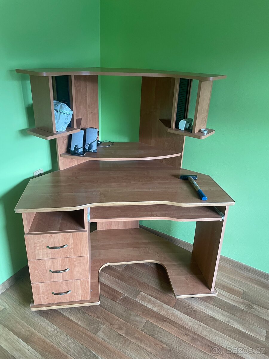 Prodám rohový stůl