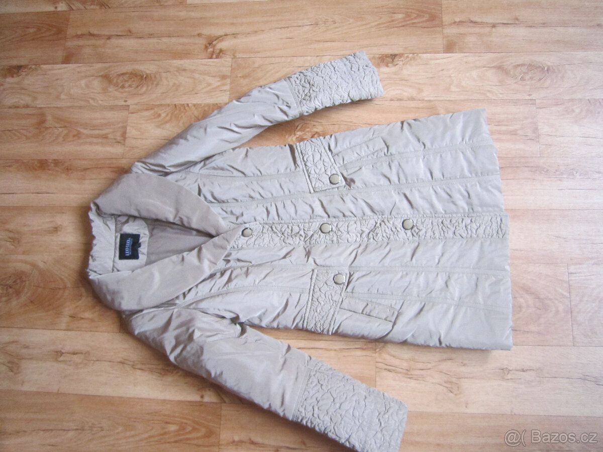 Zimní béžový kabát, zdobený, M/L, výborný stav