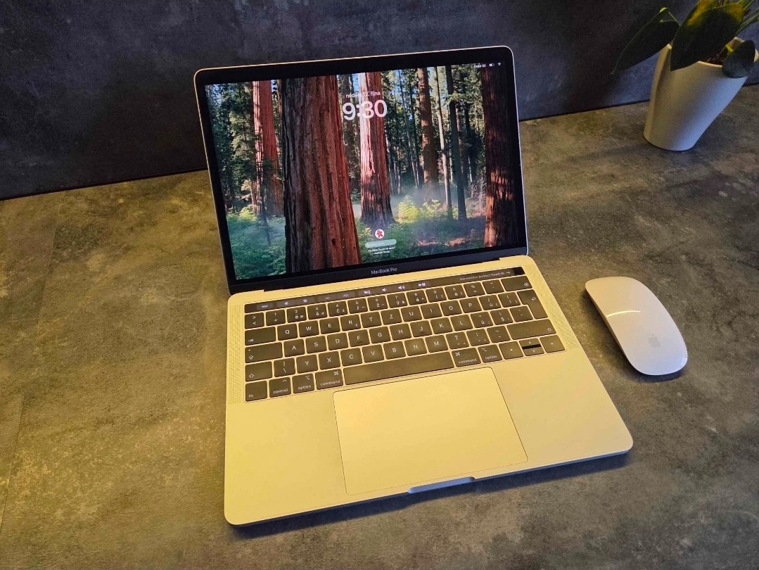 MacBook Pro 13,3" minimálně používaný+Apple myš