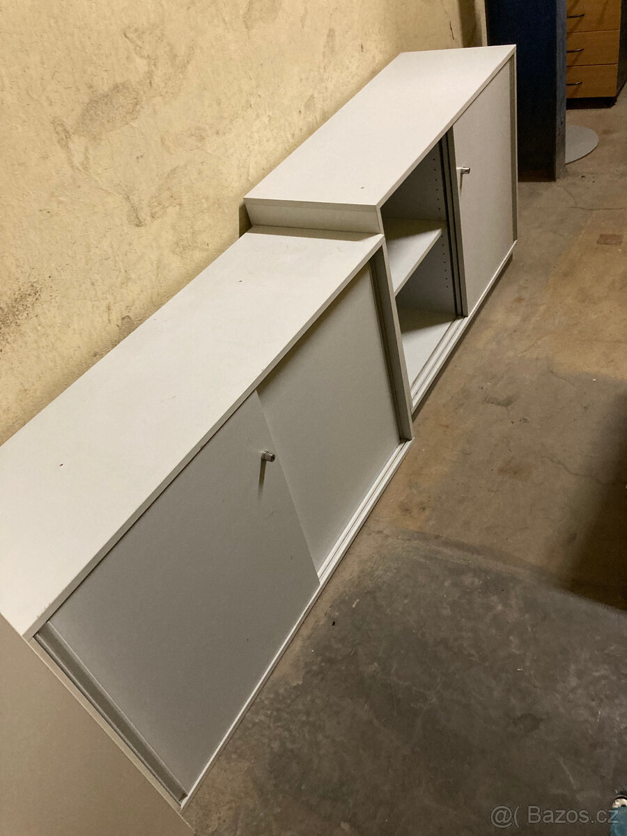 Skříňka nábytková nízká s posuvnými dveřmi za 500 kč