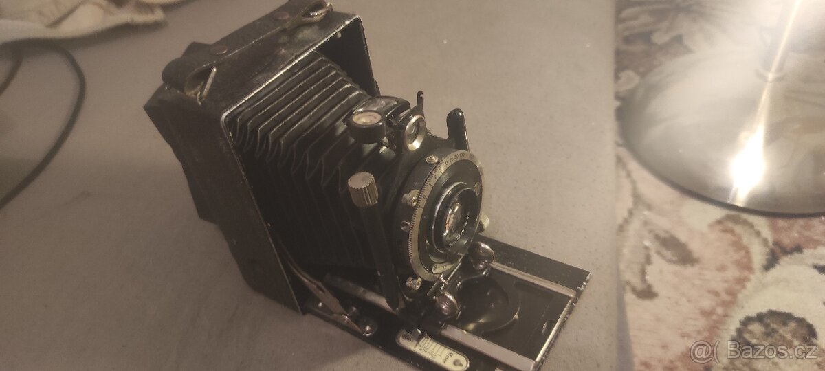 Staré fotoaparáty, kamera a príslušenství