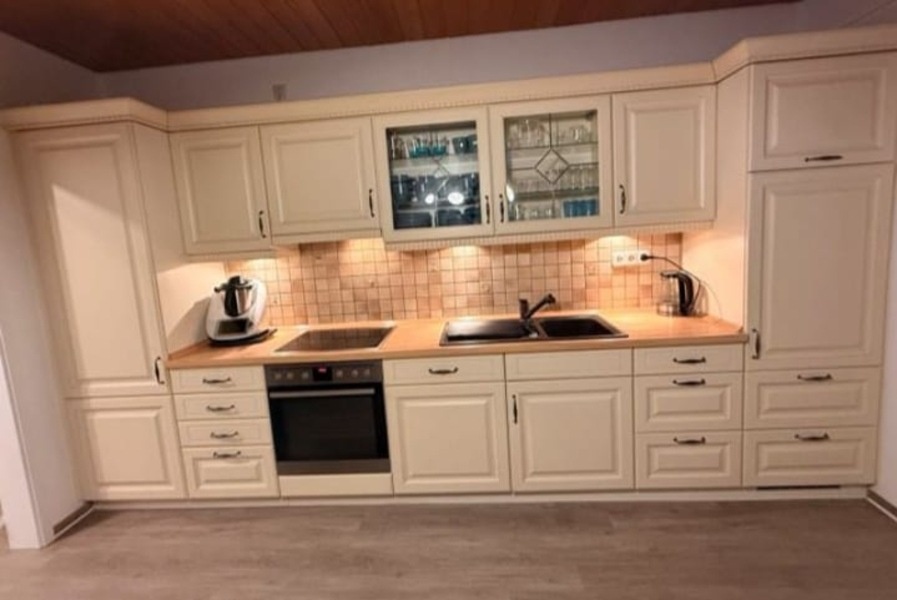 Krémová kuchyně se zánovními spotřebiči,5801