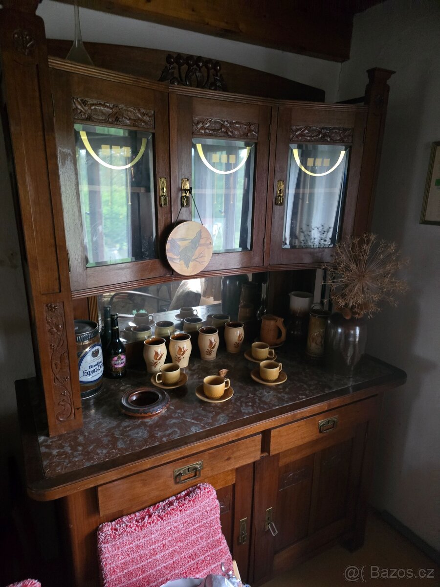 Stará skříně jídelní