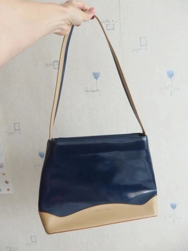 Tmavěmodrá laková kabelka přes rameno Pierre Cardin