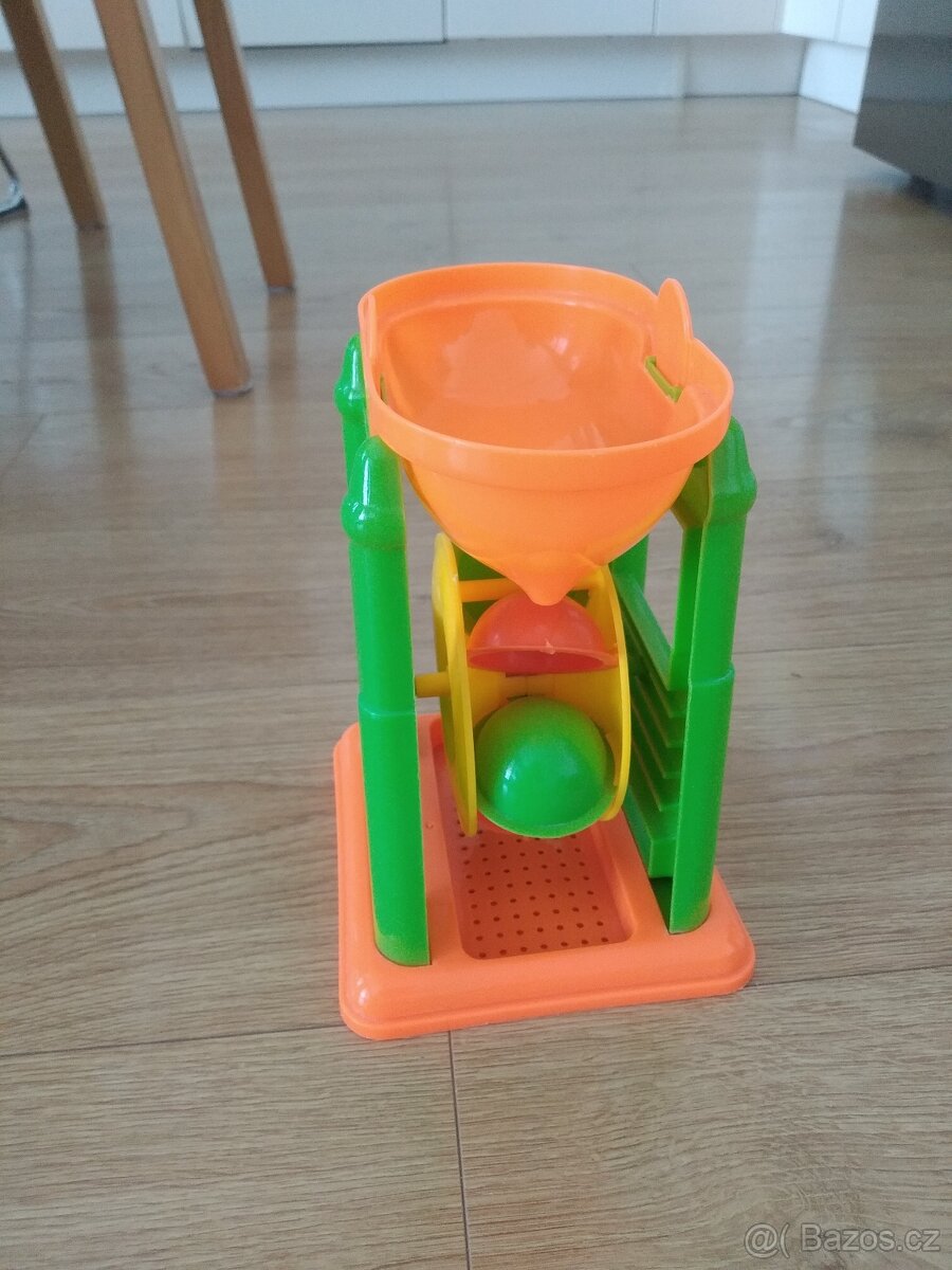 Mlýnek na vodu a písek