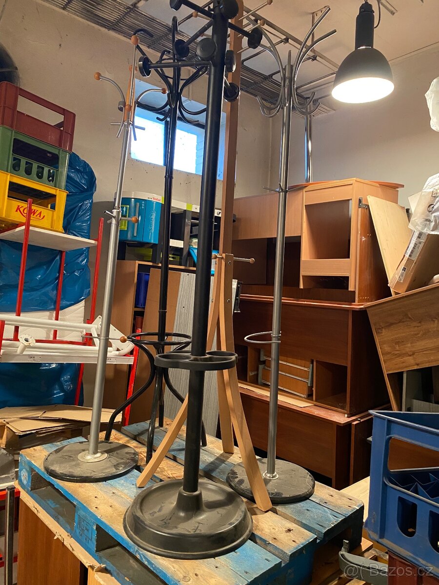 Věšák kovový, dřevěný, více kusů