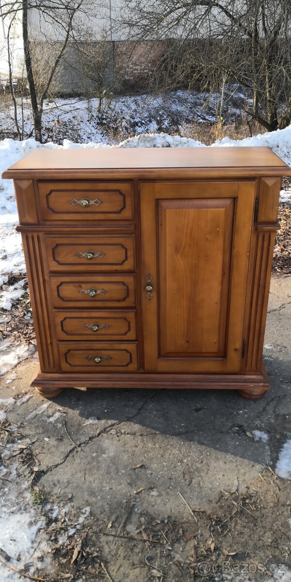 Masivní komoda se šuplíky