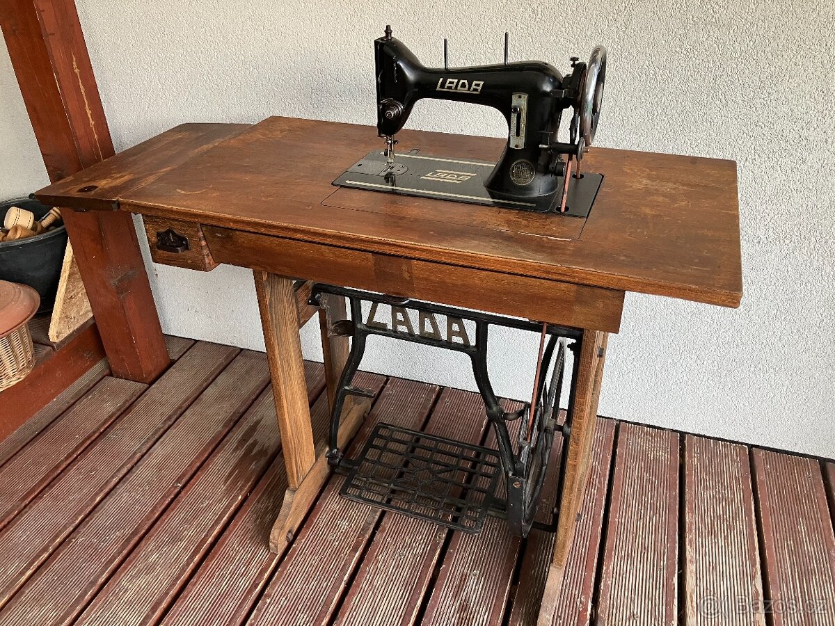 Šlapací šicí stroj