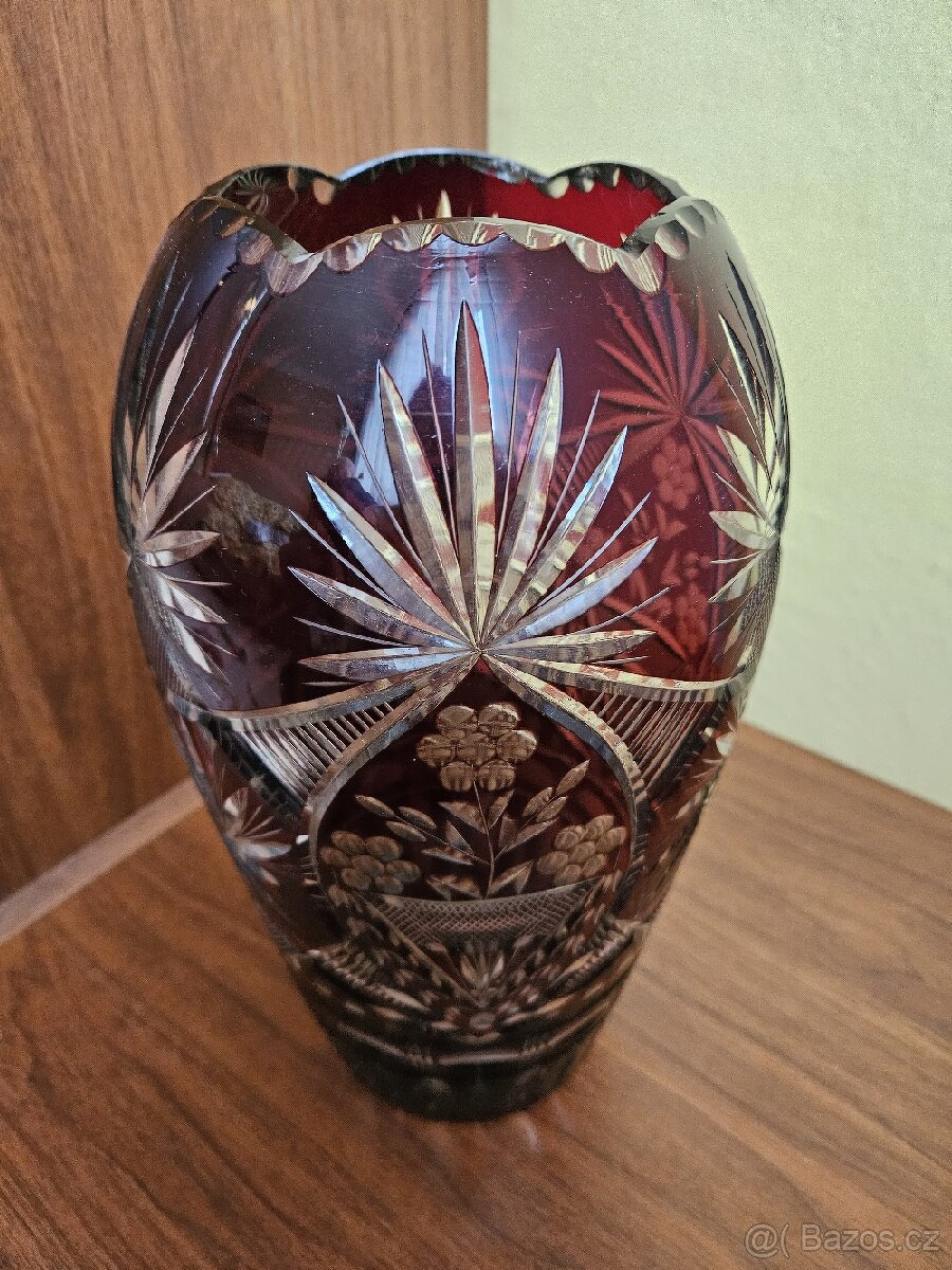 Rubínová váza z broušeného skla
