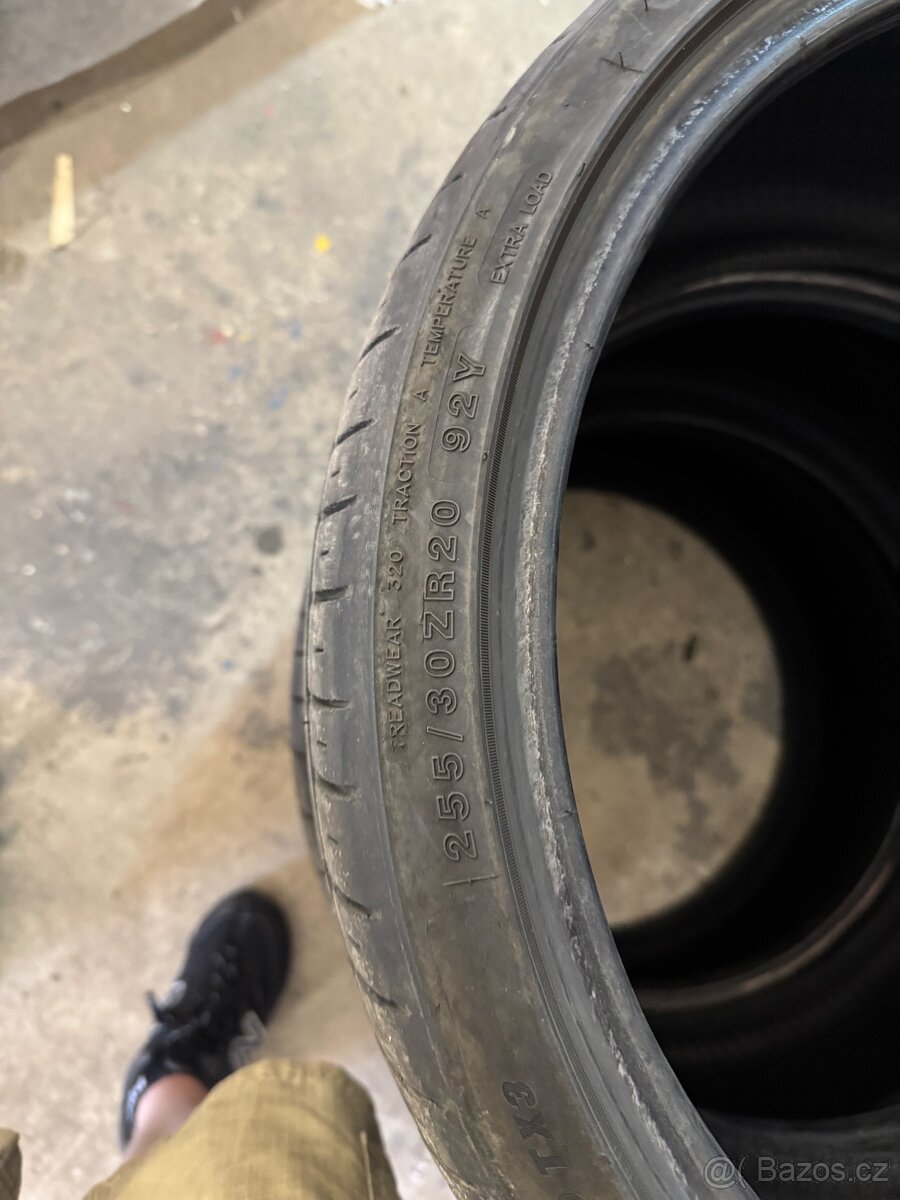 255/30 r20