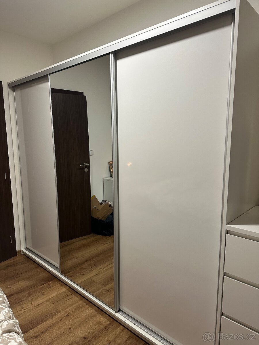 Šatní skříň 250 cm s posuvnými dveřmi, zrcadlem, 4 šuplíky a