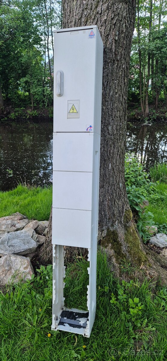 Elektroměrový sloupek, rozvaděč