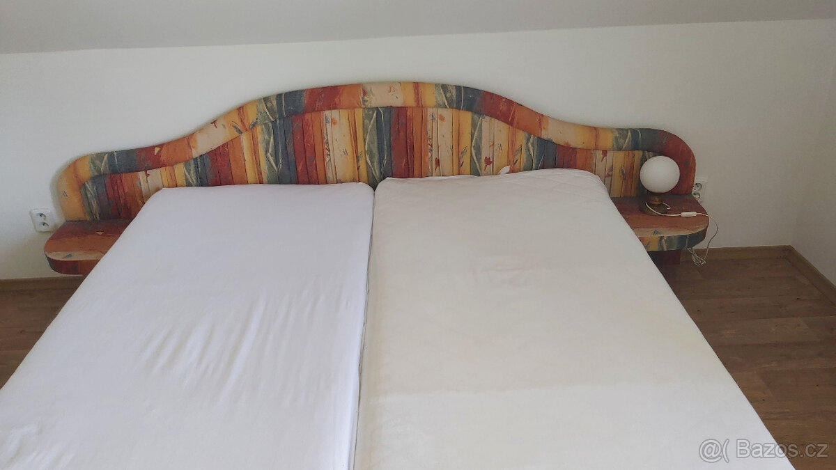 Prodám starší čalouněnou dvoupostel 210 x 170 cm