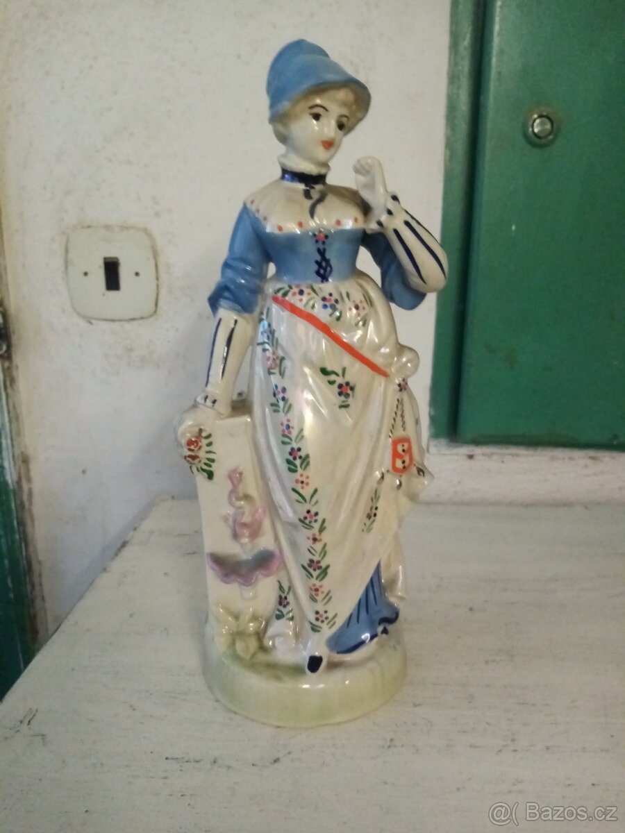 Starožitná soška žena
