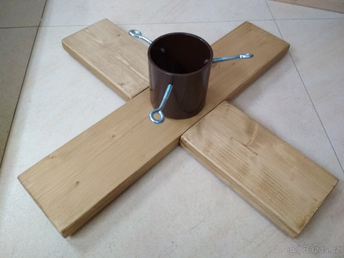 Nový lakovaný stojan pod stromek, 60x60cm