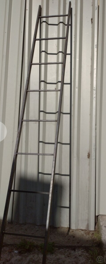 Pevný ocelový žebřík - 3 metry vysoký