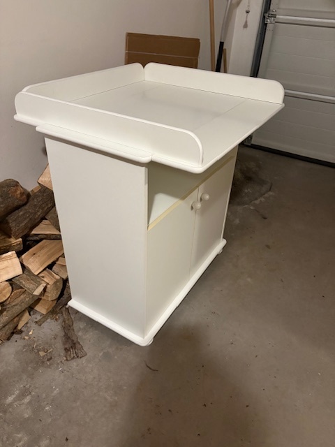 Skříňka s přebalovacím pultem