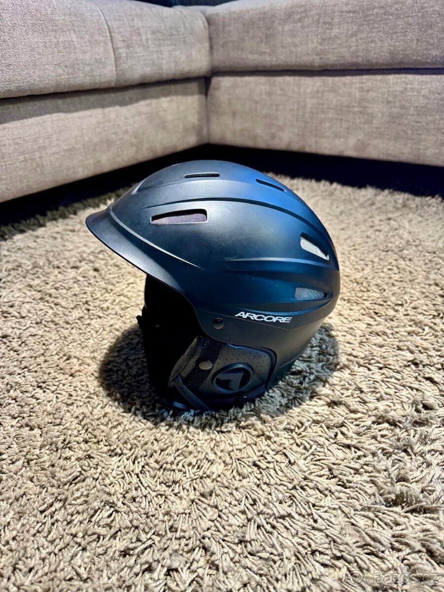 Lyžařská přilba Arcore. Top stav