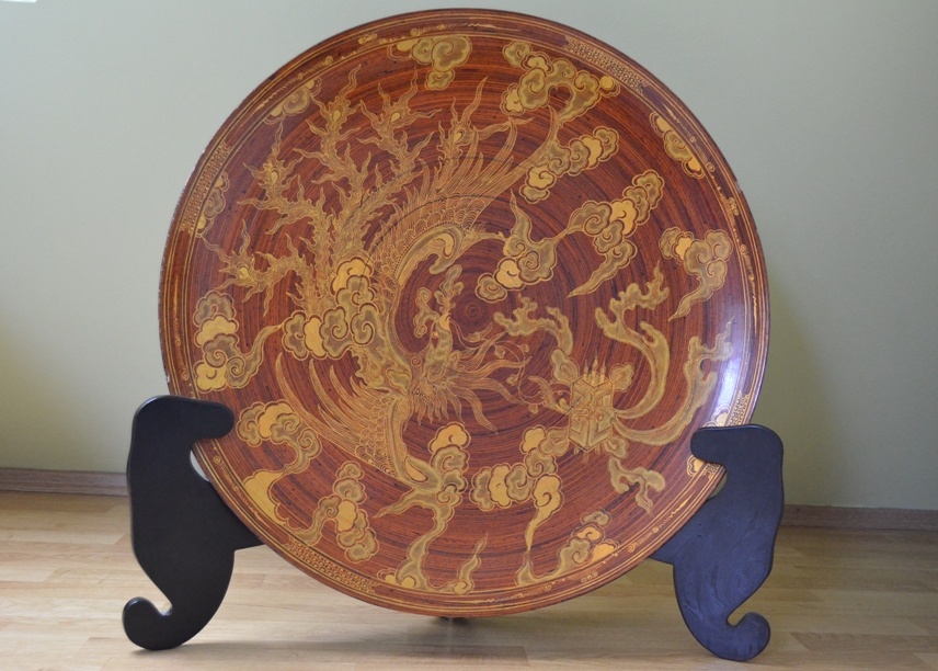 Dřevěný talíř na podstavci