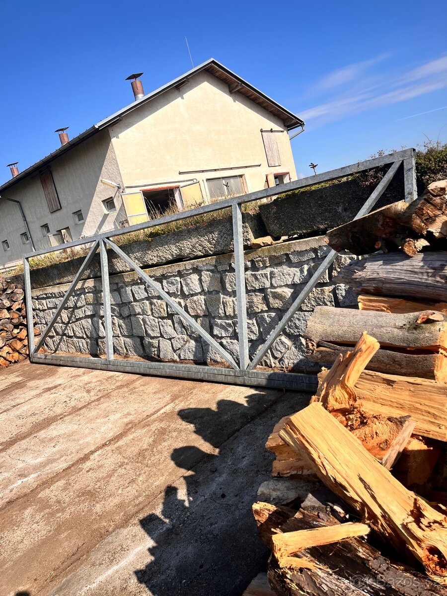 Samonosná posuvná brána