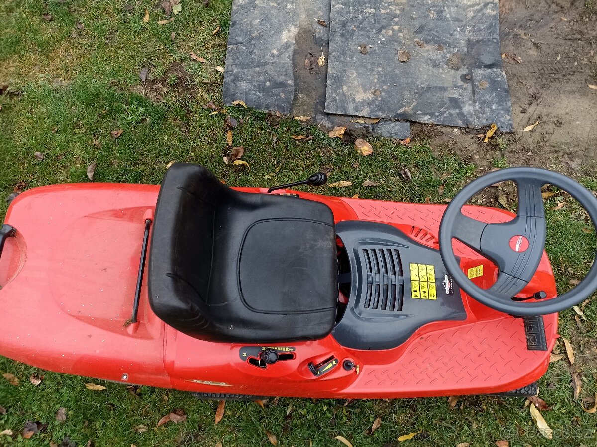 Traktor - zahradní Rider XE 80VD