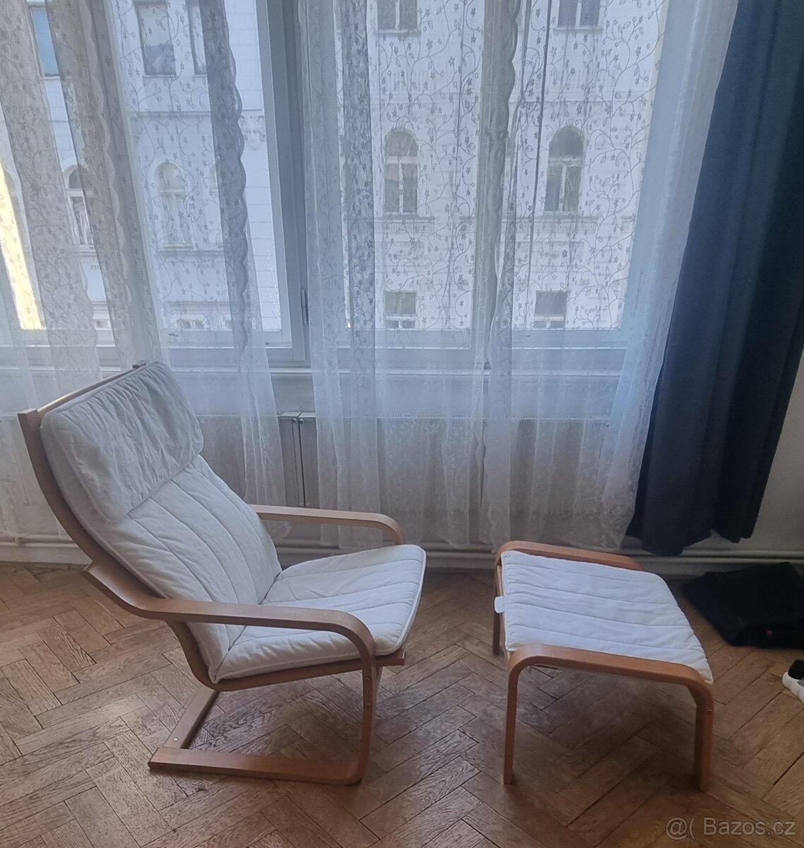 Bílé křeslo s podnožkou Ikea