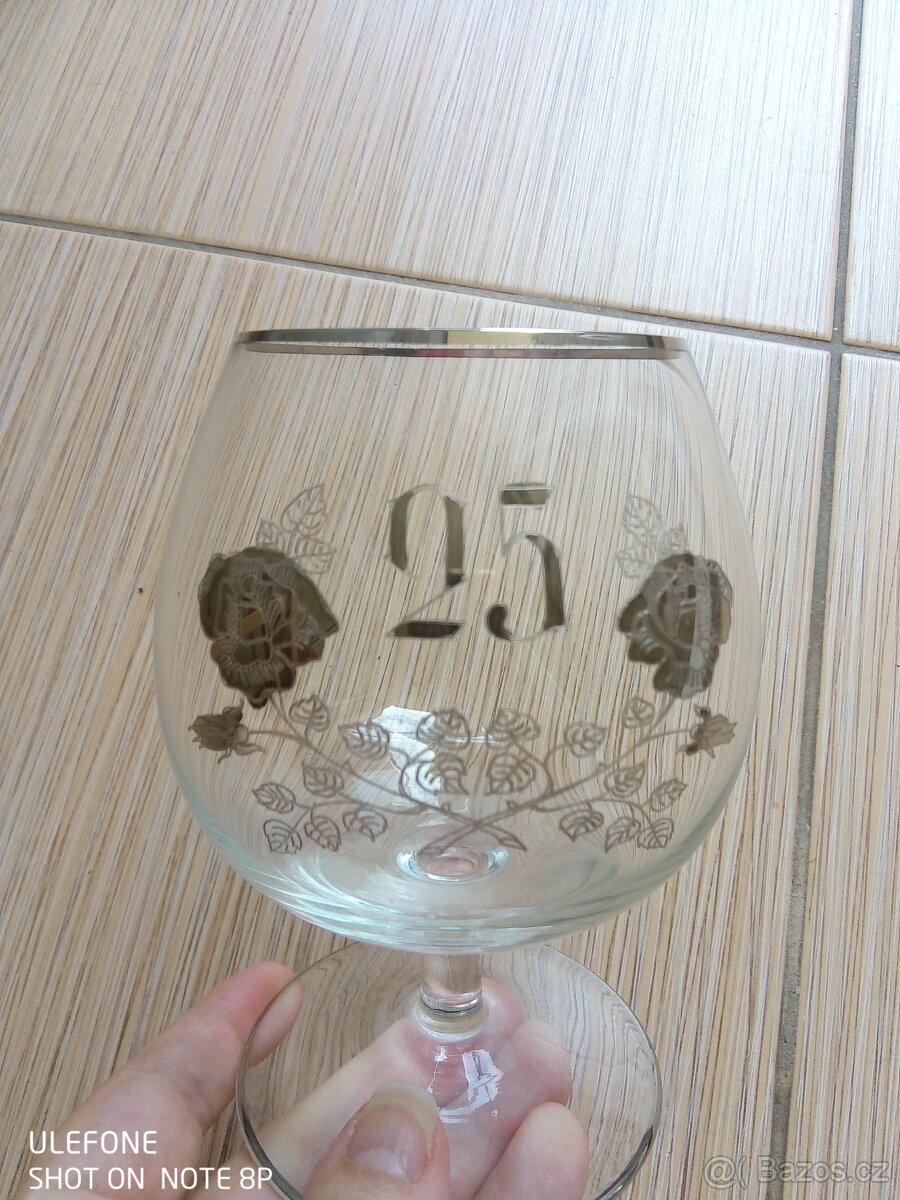 Sklenička s číslicí 25 k výročí