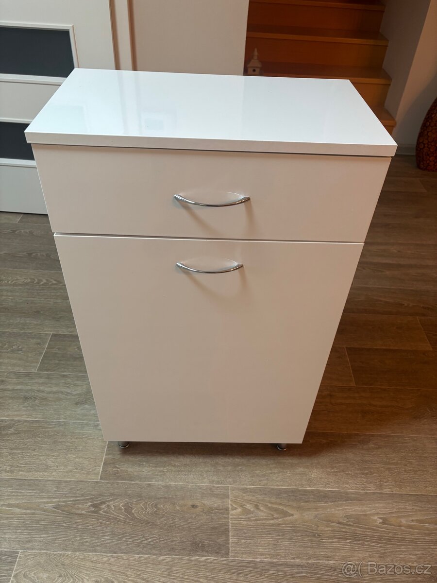 Koupelnová skříňka