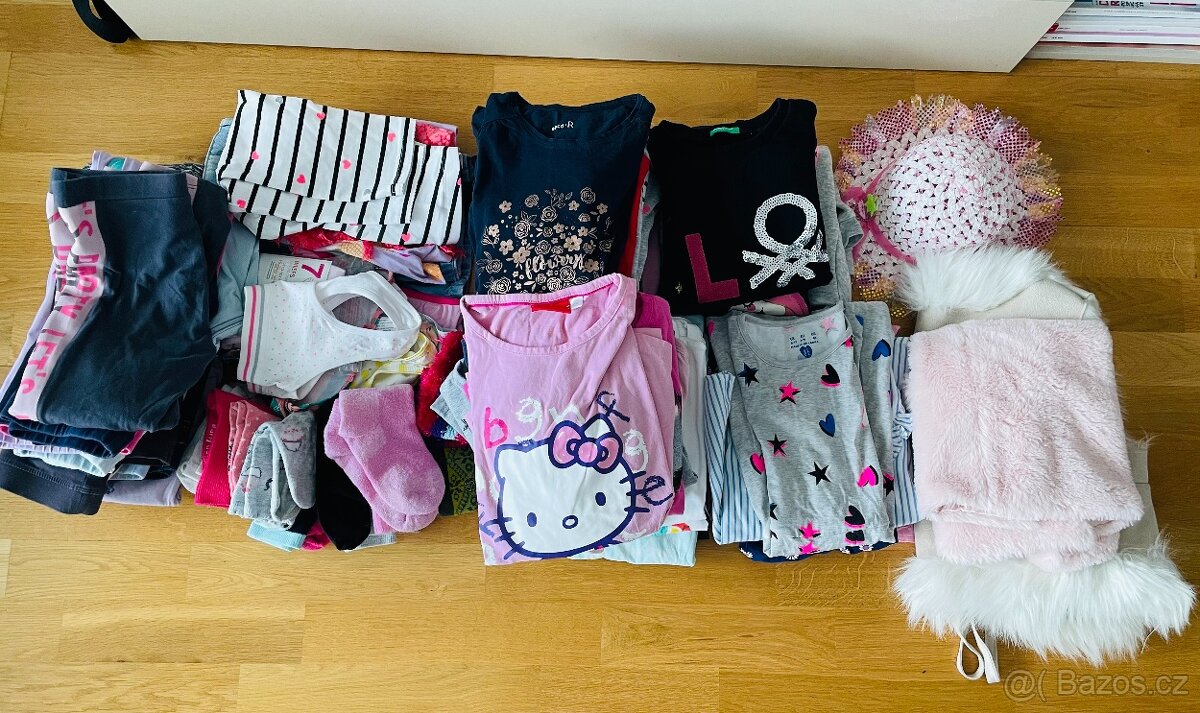 Prodám set oblečení na holčičku ve věku 4 - 6 let