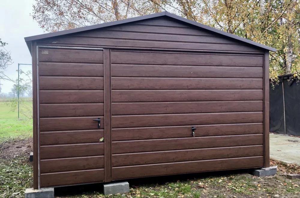 Moderní plechová tmavě hnědá garáž 4x6