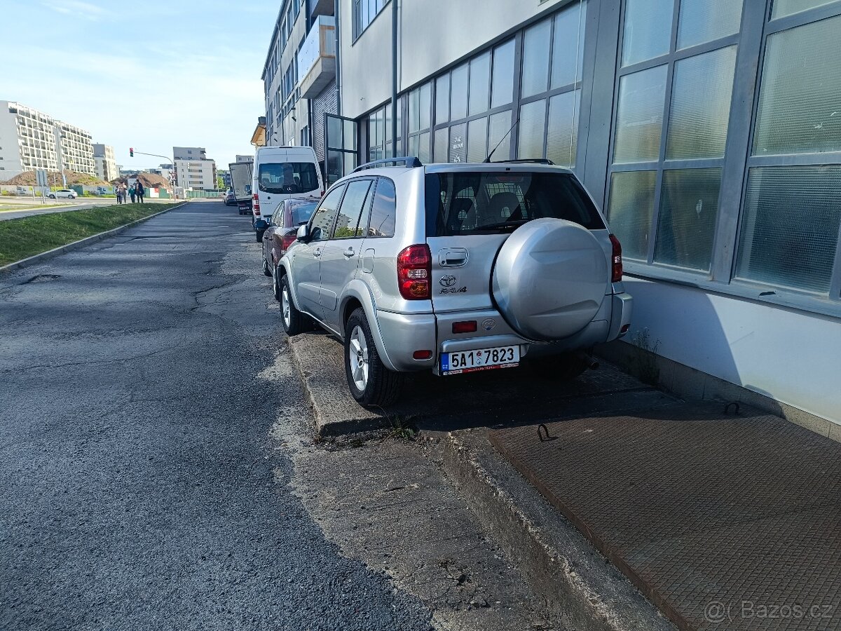 Toyota RAV4 r.v 2.0 benzín r.v 2006