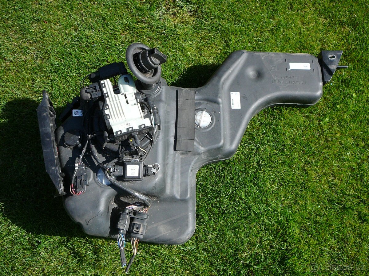 VW SHARAN/SEAT ALHAMBRA 7N - NÁDOBA ADBLUE 7N0131877H + J -