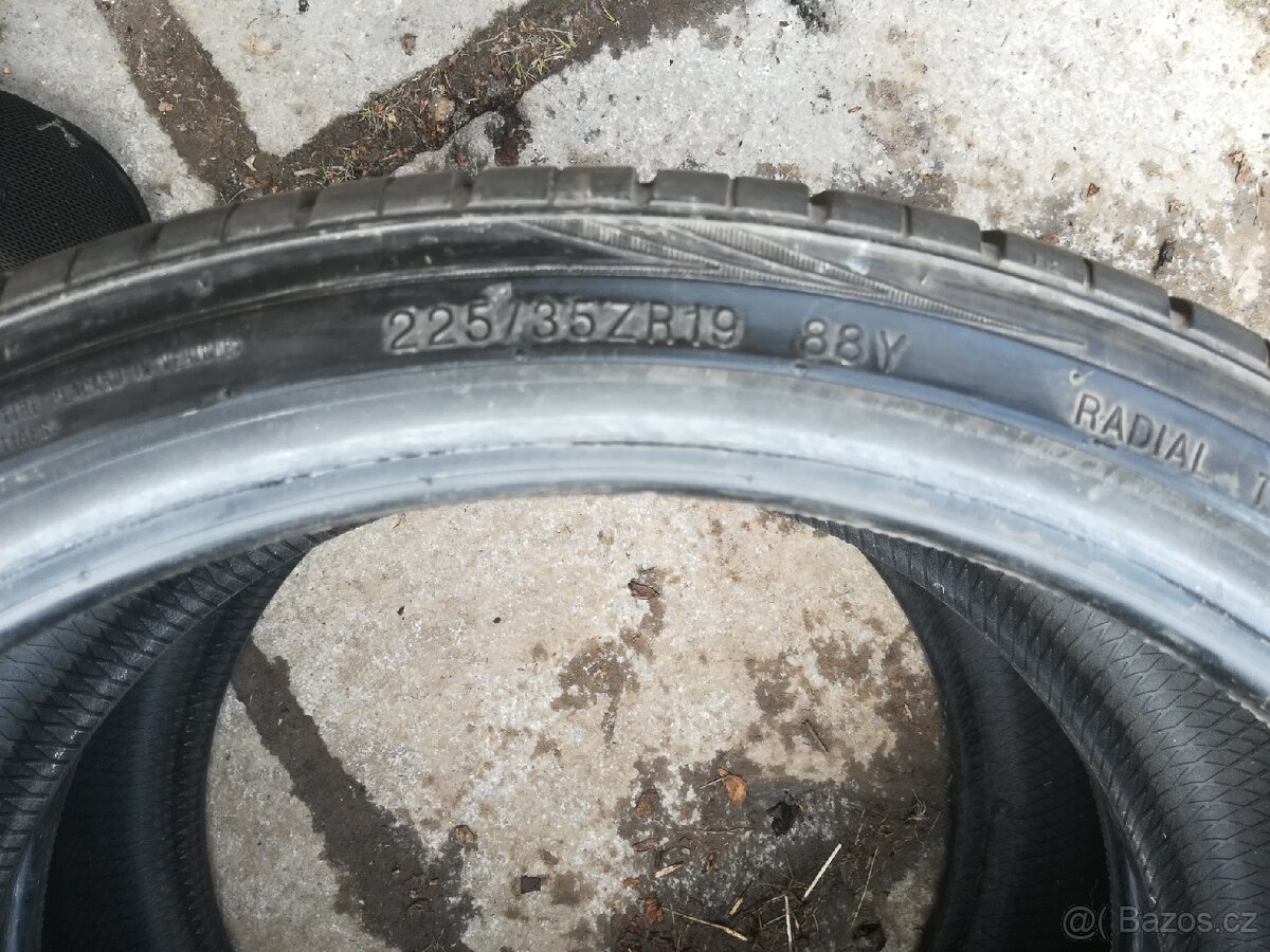 225/35R19 2 2ks