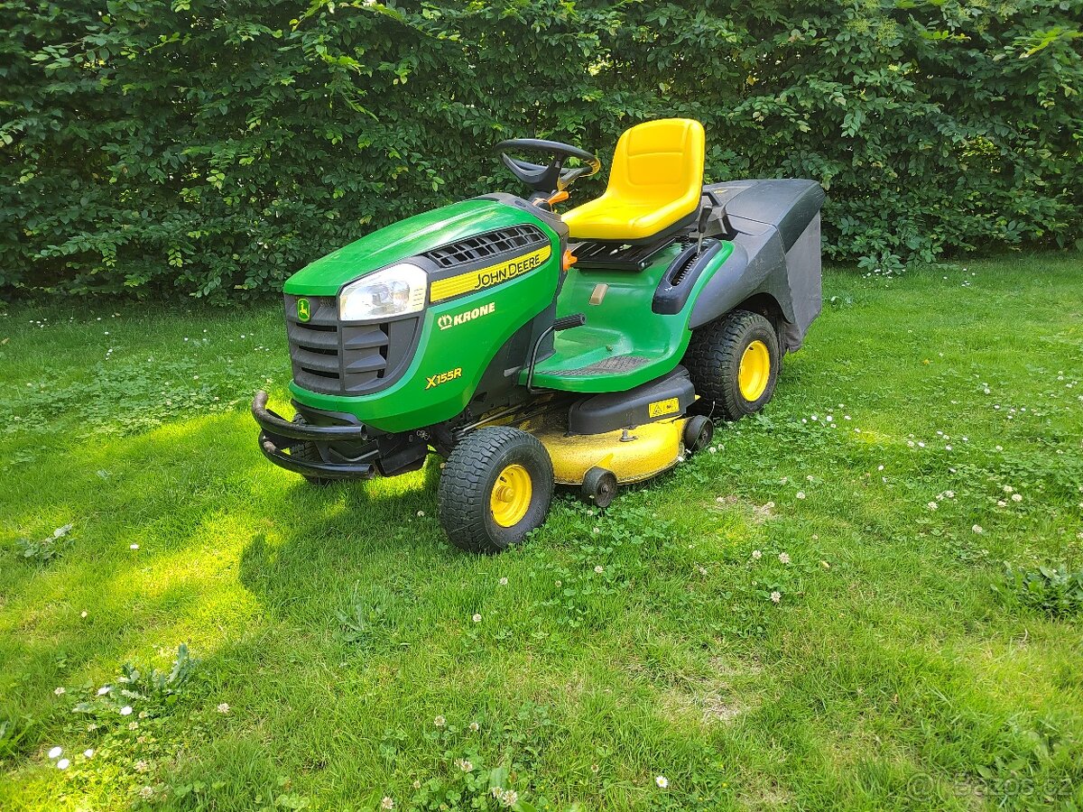 Zahradni traktor John Deere X155R