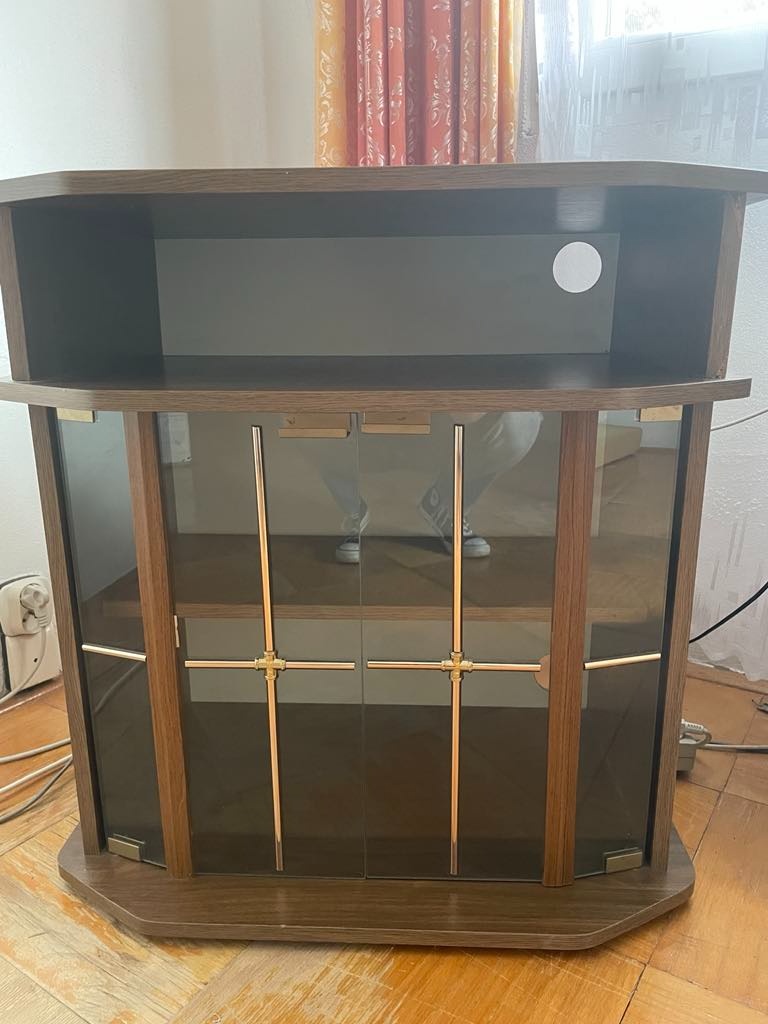 Stolek pod televizi