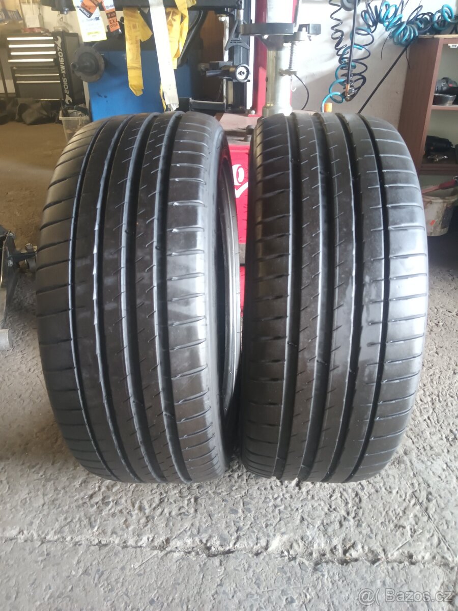 2xletní pneu 235/45/18.Michelin.