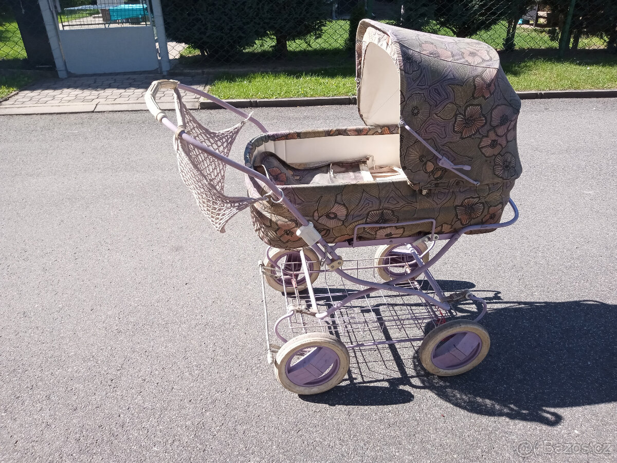 kočárek Liberta 90.léta v barvě lila