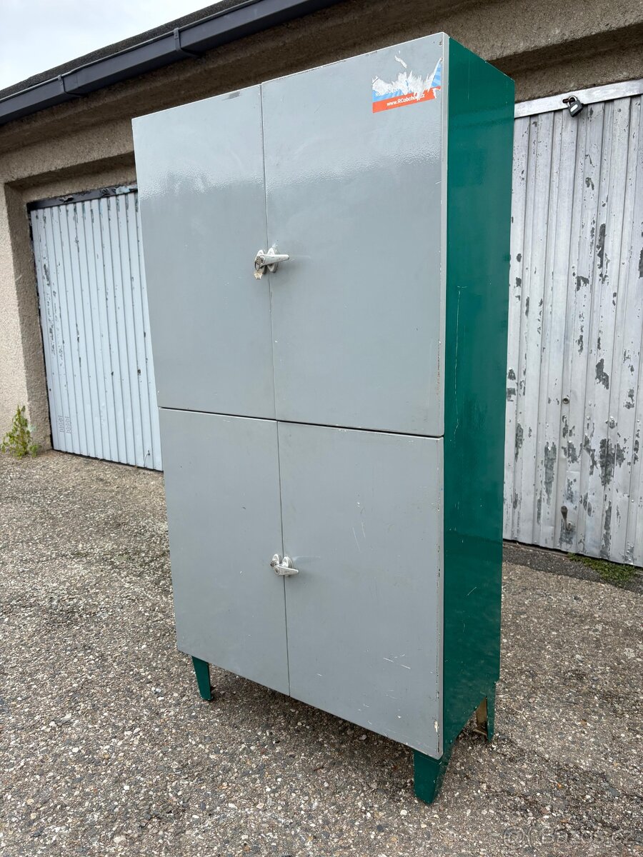 Stará plechová skříň