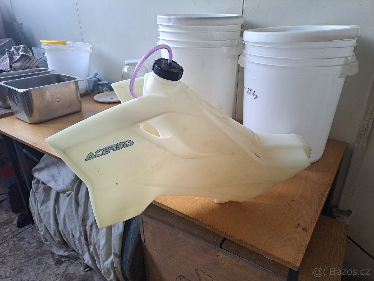 Velka nádrž KTM EXC 200 250 300 12L.